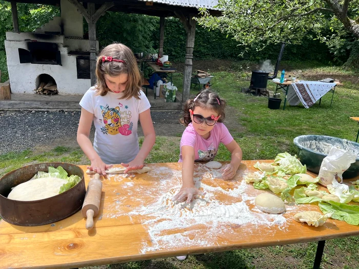 Copiii învață să frământe pâine  FOTO Angela Sabău