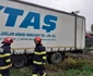 Un TIR a ieşit de pe şosea şi a intrat într-o gospodărie pe Valea Oltului la Călimăneşti - Vâlcea Foto ISU Vâlcea