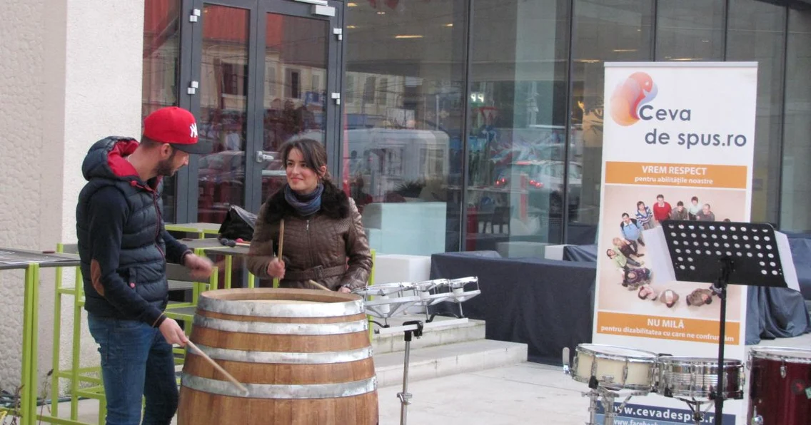 Mini-concert de percuţie pe strada pietonală FOTO Ştefan Both