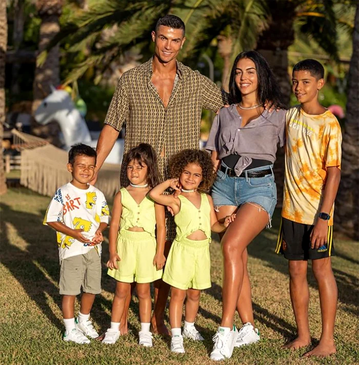 Cristiano și Georgina pozează într-o familie fericită. Foto Instagram