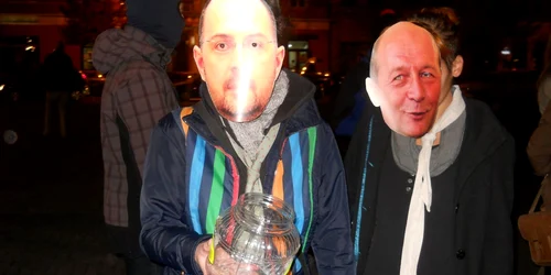Doi ecologişti au purtat măşti ce-i reprezentau pe preşedintele României şi ministrul Culturii