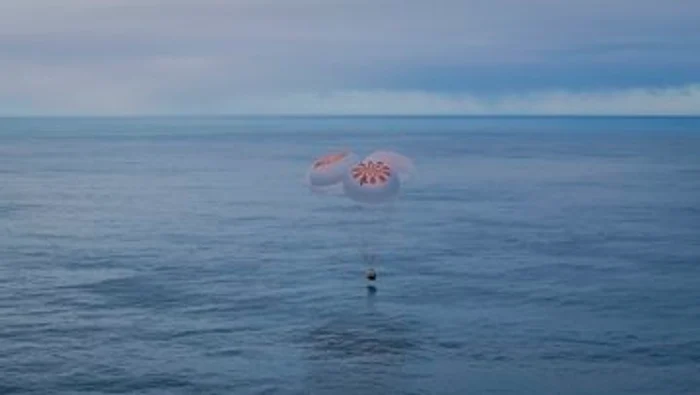 Capsula Crew Dragon a companiei SpaceX a coborât cu o parașută. FOTO twitter.com/SpaceX