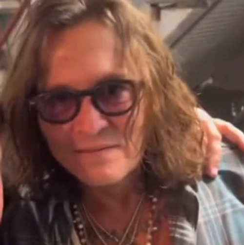 Johnny Depp se află în turneu cu prietenul său muzicianul Jeff Beck Foto: Captură video