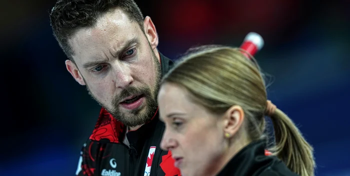 Jocelyn Peterman și Brett Gallant nu s-au înțeles pe gheață   FOTO gazzetta.it