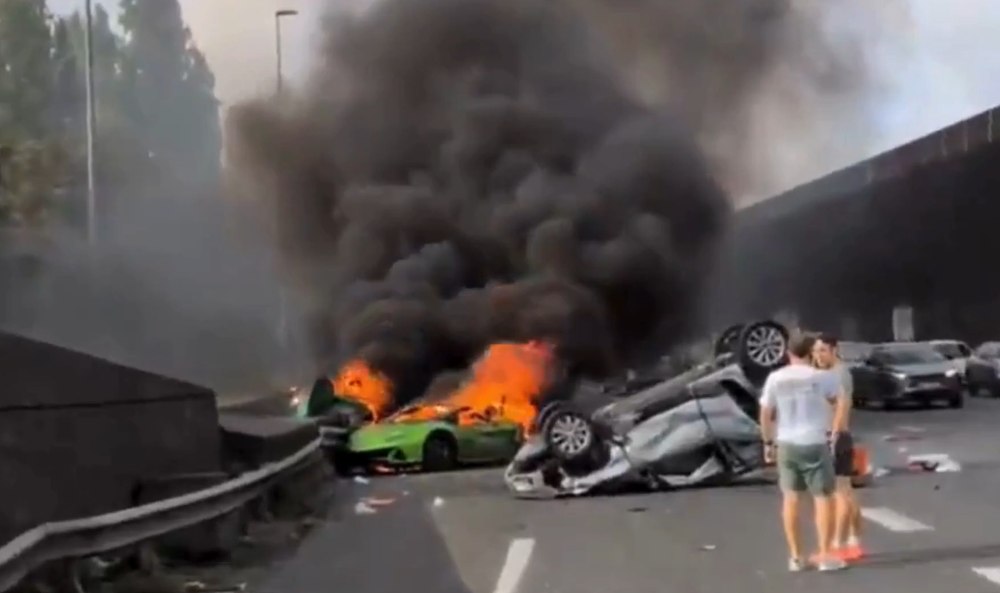 Un tată și fiul său au murit într-un Lamborghini care circula cu peste 220 km/h. Bolidul s-a rupt în două și a luat foc pe autostradă