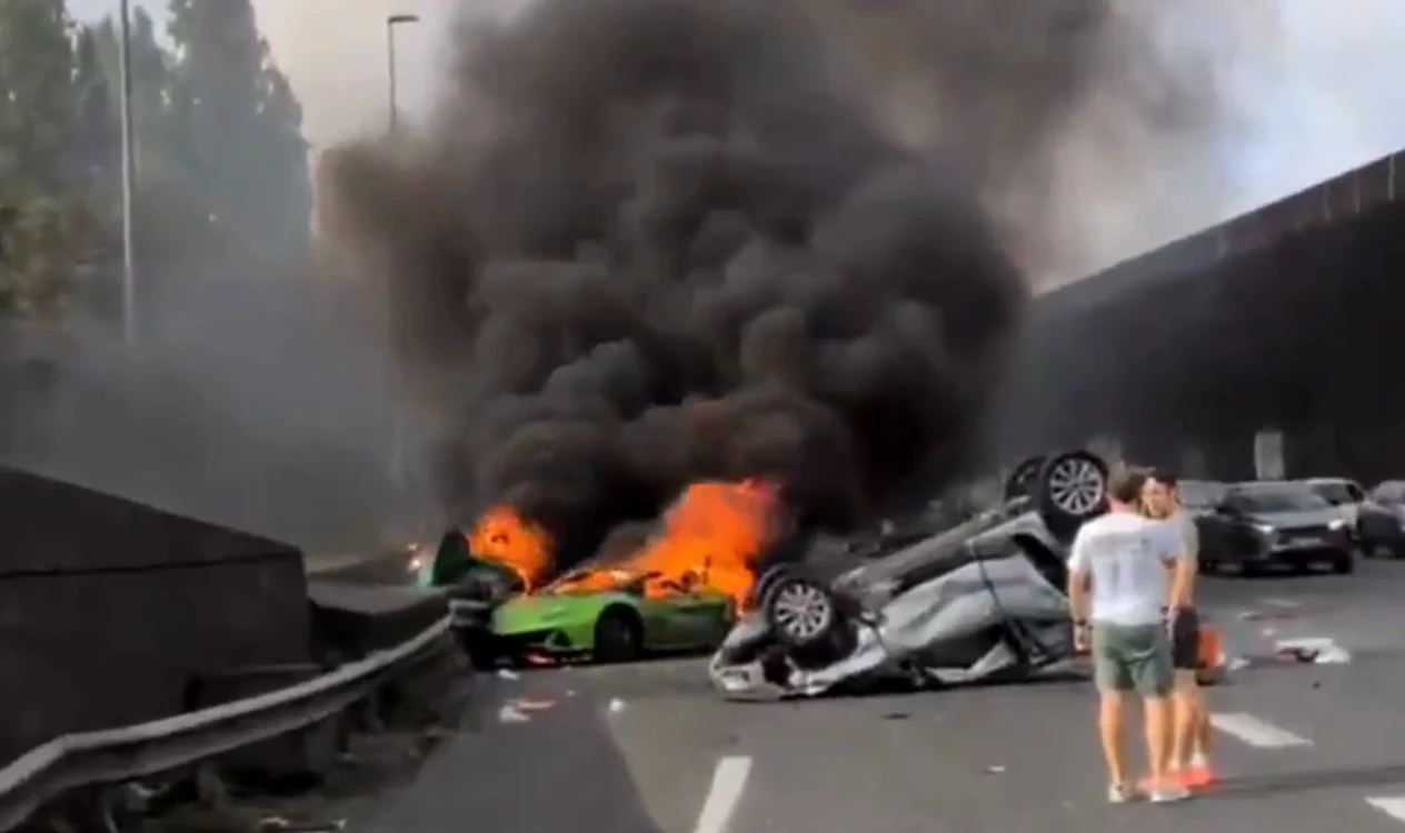 Mașina a ars în totalitate 