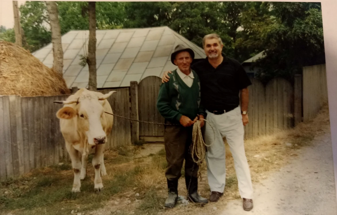 Dr Viorel Patrascu alaturi de Vasile Lupchian sotul primei sale gazde la Filipeni foto arhiva personala