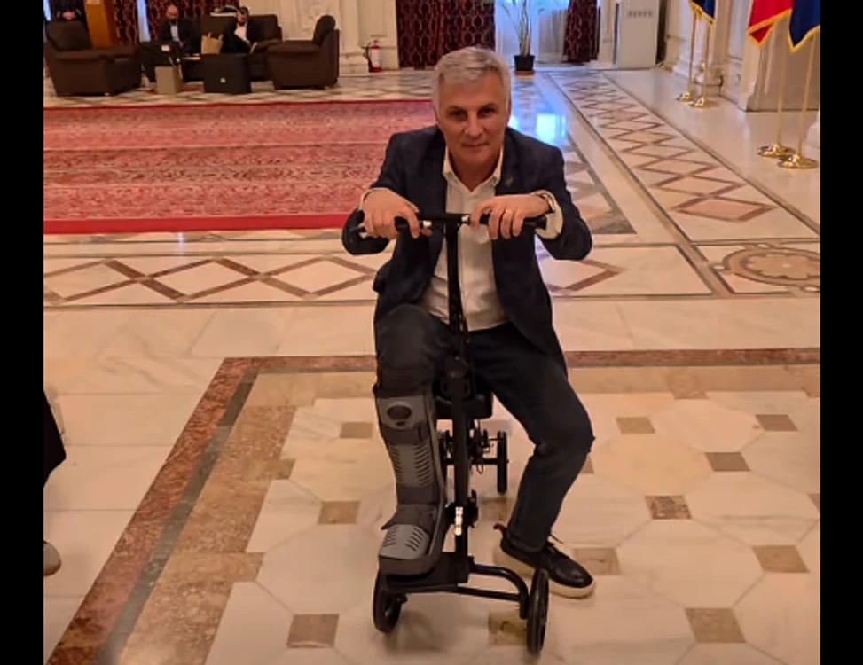 Zamfir s-a deplasat prin Parlament cu trotineta medicinală. FOTO captură FB Emanuel Ungureanu