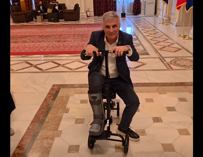 Zamfir s-a deplasat prin Parlament cu trotineta medicinală. FOTO captură FB Emanuel Ungureanu