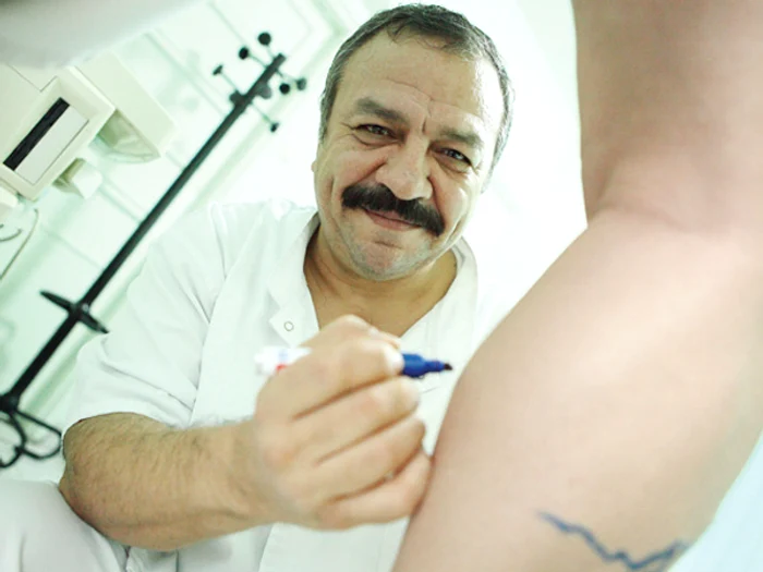 
    Medicul Mohammad Abu Baker avea doi copii micifoto: arhiva personală  