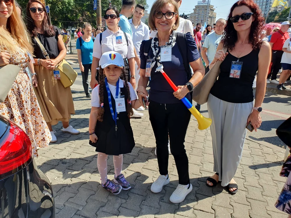 Învățătoarea Mariana din sectorul 4 a venit la protest cu Maria, elevă în clasa pregătitoare.