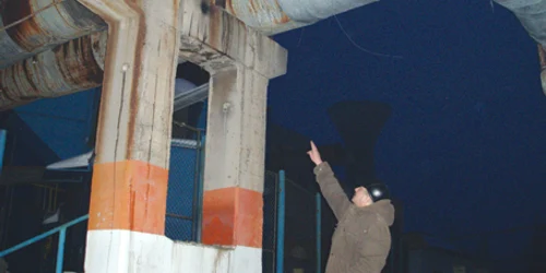 Un angajat al CET arată locul unde a crăpat conducta