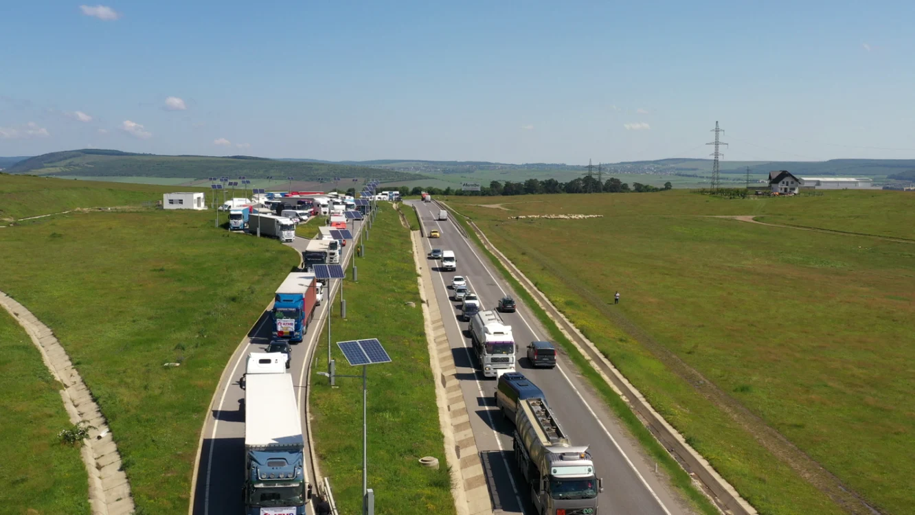 Momentul în care transportatorii se încolonează şi plecă spre municipiul Suceava FOTO: Oana Şlemco