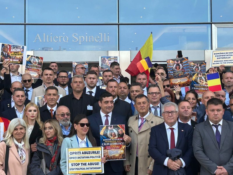 „Suntem republică bananieră”. Simion a cerut în Parlamentul European monitorizarea dosarelor lui Călin Georgescu și a protestat la Bruxelles