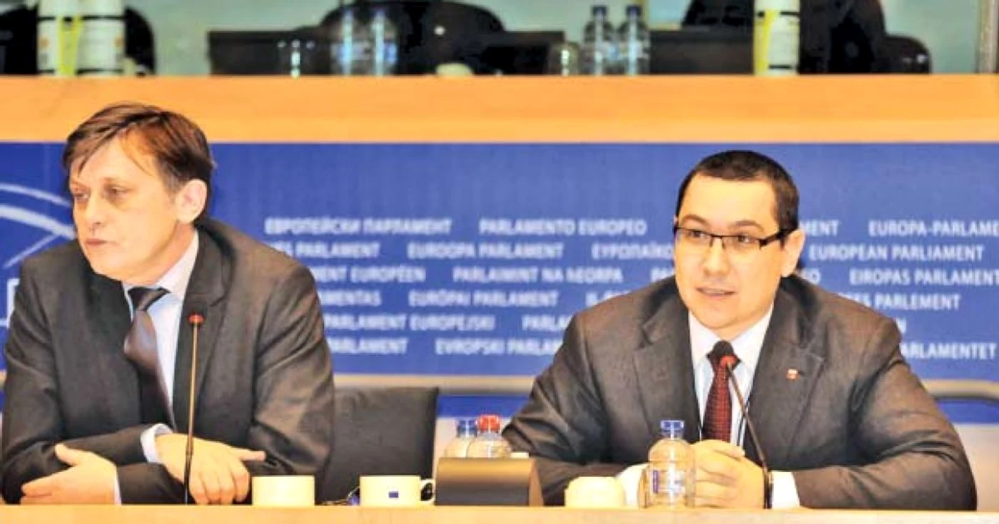 Crin Antonescu şi Victor Ponta, pe vremea când erau în opoziţie şi pârau puterea la forurile europene