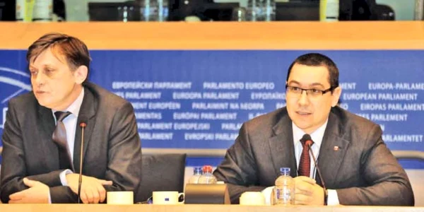Crin Antonescu şi Victor Ponta, pe vremea când erau în opoziţie şi pârau puterea la forurile europene