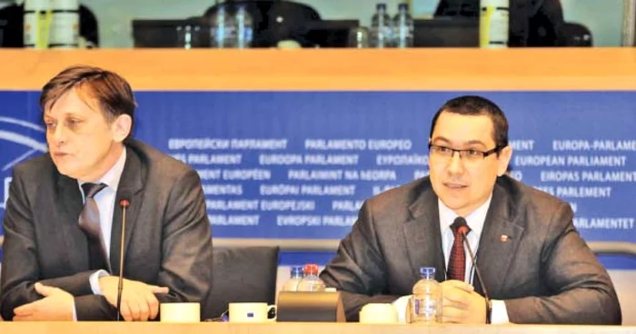 Crin Antonescu şi Victor Ponta, pe vremea când  erau în opoziţie şi pârau puterea la forurile europene