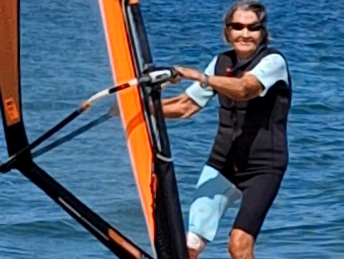 Femeia care practică windsurfing la aproape 98 de ani - Captura Video