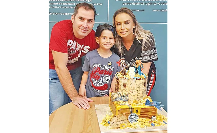 
    Serghei, alături de părinţi, la petrecerea din mall   