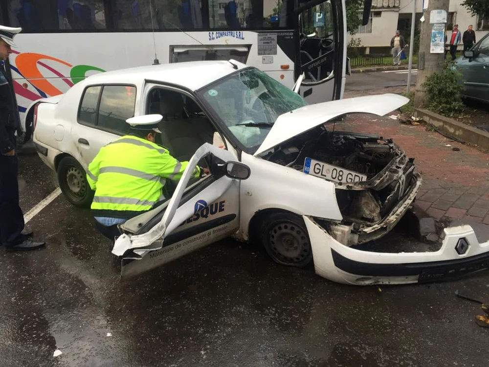 Două persoane din autoturism au suferit răni grave (foto: ziarpiatraneamt.ro)