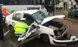 Două persoane din autoturism au suferit răni grave (foto: ziarpiatraneamt ro) jpeg