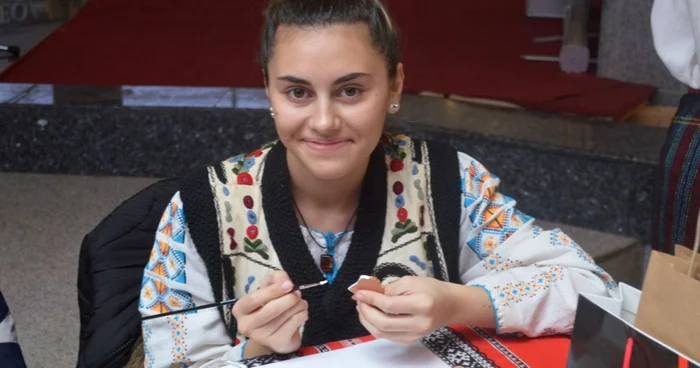 Elena Bichineţ una dintre elevele care au participat la confecţionarea mărţişoarelor