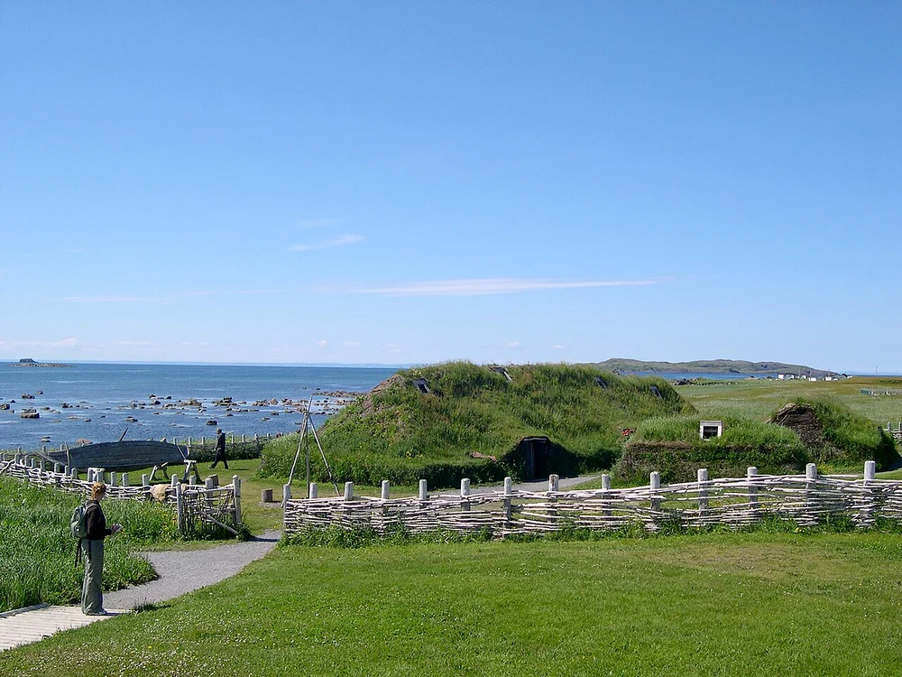 Reconstrucția unei așezări a vikingilor din Newfoundland (© Dylan Kereluk / Wikimedia Commons)
