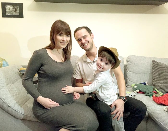 Roxana este deja rotunjoară, iar micuţul Tudor vorbeşte în fiecare zi cu frăţiorul din burtică