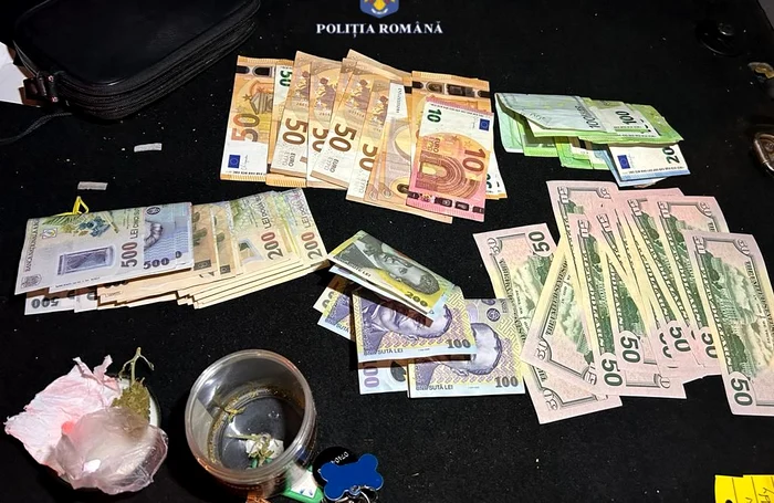 Polițiștii au confiscat banii și drogurile aruncate pe geamul mașinii FOTO: IPJ Galați