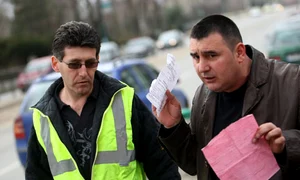 Dumitru  Cârstea a  făcut gestul,  conştient  că poliţistul  comunitar îl  filmează jpeg