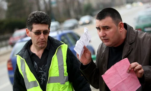 Dumitru  Cârstea a  făcut gestul,  conştient  că poliţistul  comunitar îl  filmează jpeg