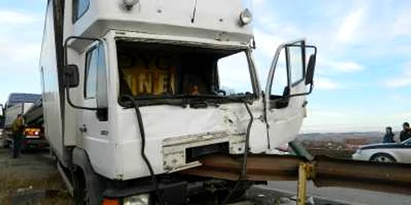 În accident au fost implicate trei autotrenuri. Foto Arhivă