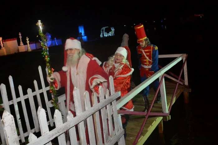 În perioada 21 decembrie 2015 – 10 ianuarie 2016, ORĂŞELUL LUI MOŞ CRĂCIUN rămâne deschis pentru cei mici, dar şi pentru cei mari