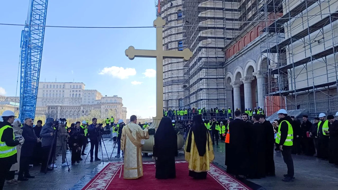Se montează crucea pe Catedrala Mântuirii Neamului. 