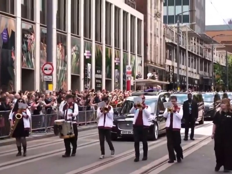 Ozzy Osbourne, condus pe ultimul drum în Birmingham, orașul său natal. Mii de persoane au participat la procesiune