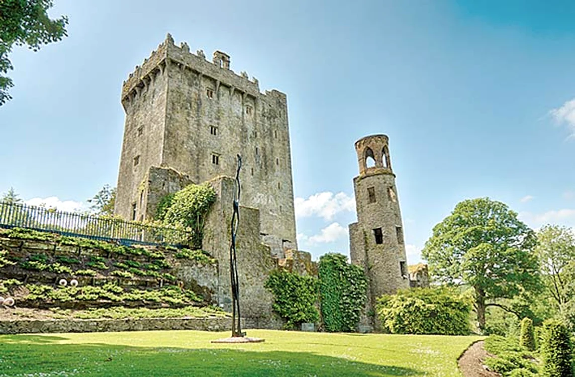  Castelul Blarney (Irlanda),  construit în sec. al XV-lea