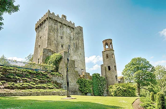  Castelul Blarney (Irlanda),  construit în sec. al XV-lea