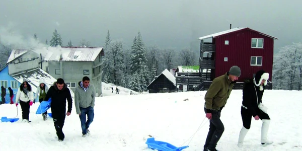 Turiştii riscă să nu se mai bucure de pârtiile din Straja şi Parâng