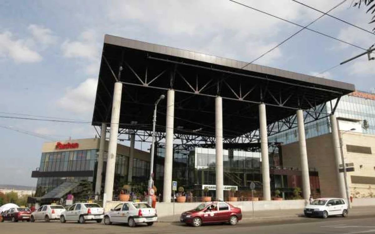 Pedofilii erau angajaţi să colecteze coşurile de cumpărături din zona Iulius Mall. FOTO: Remus Florescu