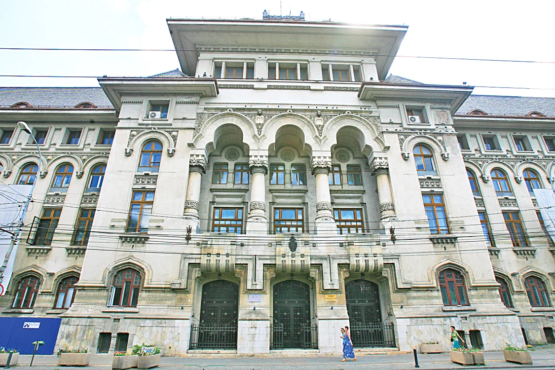 Sediul Municipalității a fost proiectat de același arhitect care a realizat și Arcul de Triumf