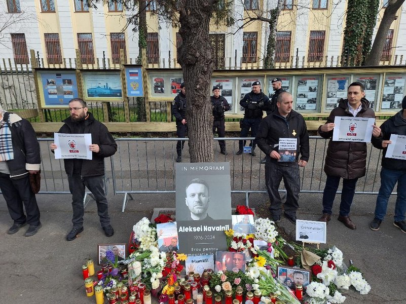 Adunare în memoria lui Navalnîi, în faţa Ambasadei Rusiei la Bucureşti. Cei prezenți au cerut ca Șoseaua Kiseleff să poarte numele disidentului rus VIDEO 