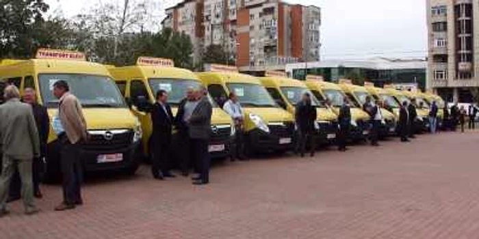 Microbuzele şcolare au fost ridicate chiar de primarii localităţilor beneficiare  (FOTO: Mugurel Manea)