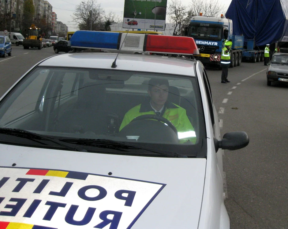 Poliţiştii au amendat sute de şoferi