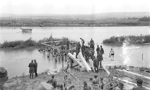Trupele române ridică un cap de pod peste Prut, la 1 iulie 1941 (© Bundesarchiv, B 145 Bild-F016198-0033 / CC-BY-SA 3.0)  https://www.bild.bundesarchiv.de/dba/de/search/?query=B+145+Bild-F016198-0033