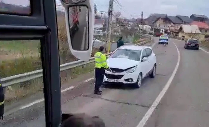 Conducătoarea autoturismului a suferit leziuni, fiind transportată la spital. FOTO ŞtiriNeamţ.ro