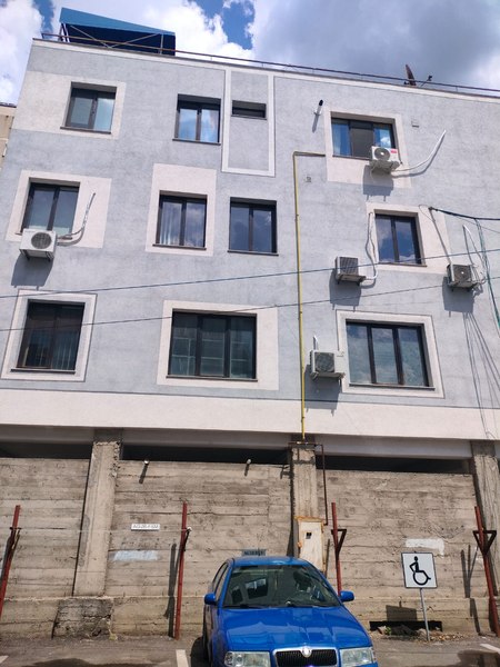 Triletni otrok čudežno preživel padec z balkona v Romuniji