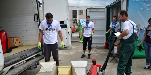 Milioane de români au acces la centrele de colectare a electronicelor de aruncat (foto: RoRec)