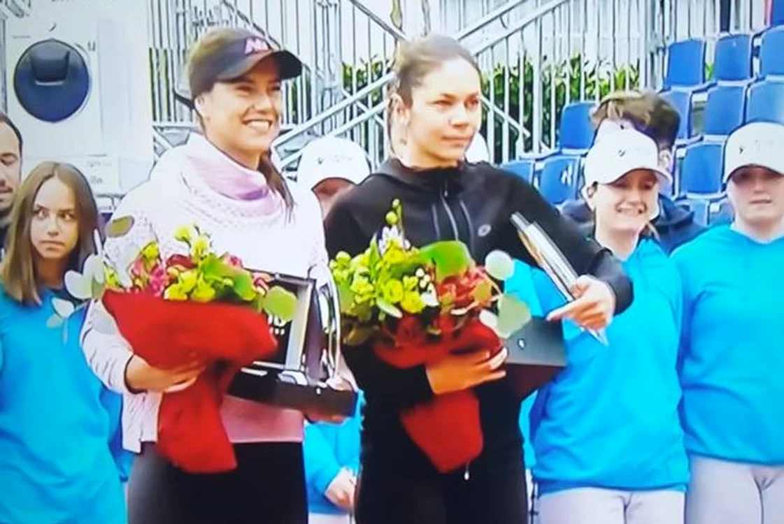 
    Sorana Cirstea si Andreea Mitu, cu trofeele cucerite la Lugano  