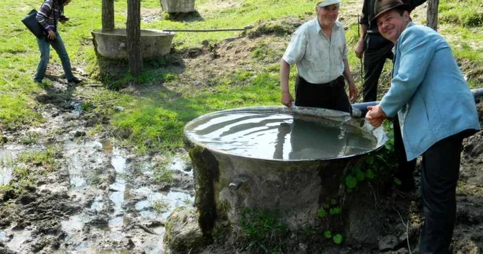 Cei 300 de locuitori ai satului Buda din comuna băcăuană Răchitoasa cred orbeşte că cele trei ceaune din marginea localităţii au fost în dotarea oştii moldoveneşti condusă de Ştefan cel Mare