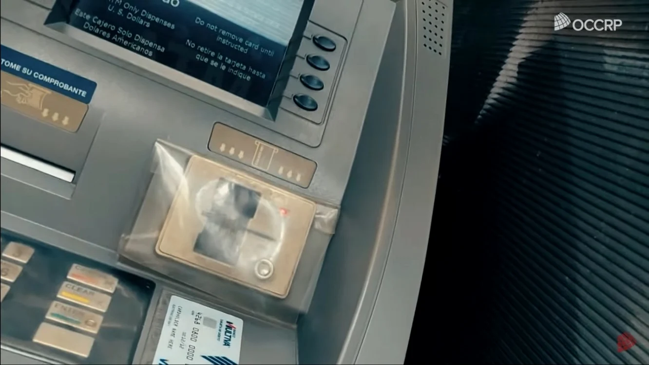Un skimmer instalat la un bancomat FOTO OCCRP